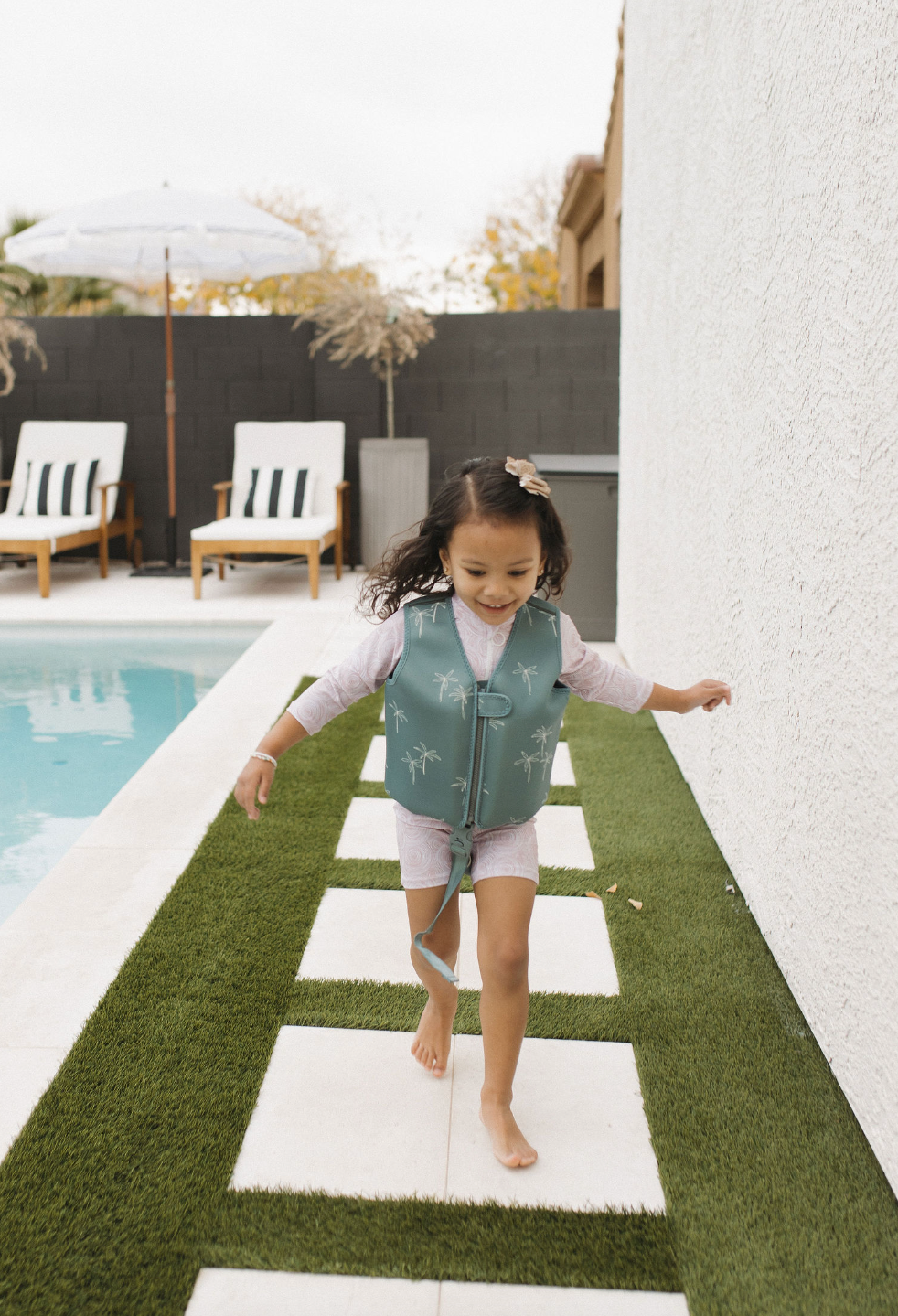 floaties, float vest